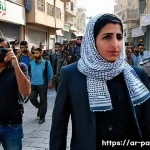 팔레스타인에서의 언론 자유 - A detailed scene showing a Palestinian journalist working under strict security constraints: the jou...